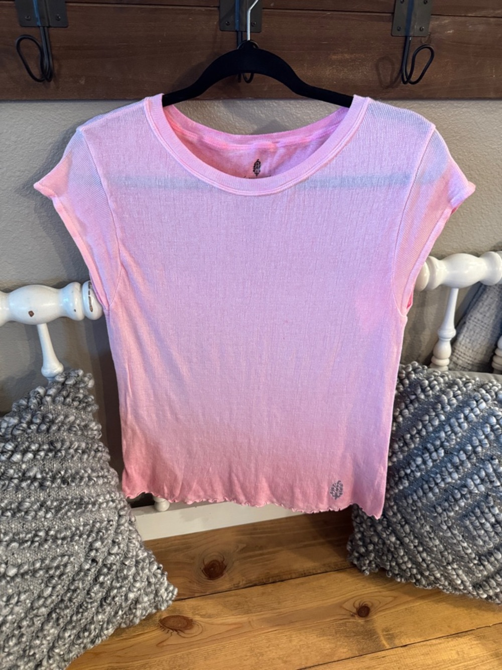 Free People LIKE NEW! Women’s Soft Pink Short Sleeve Tee